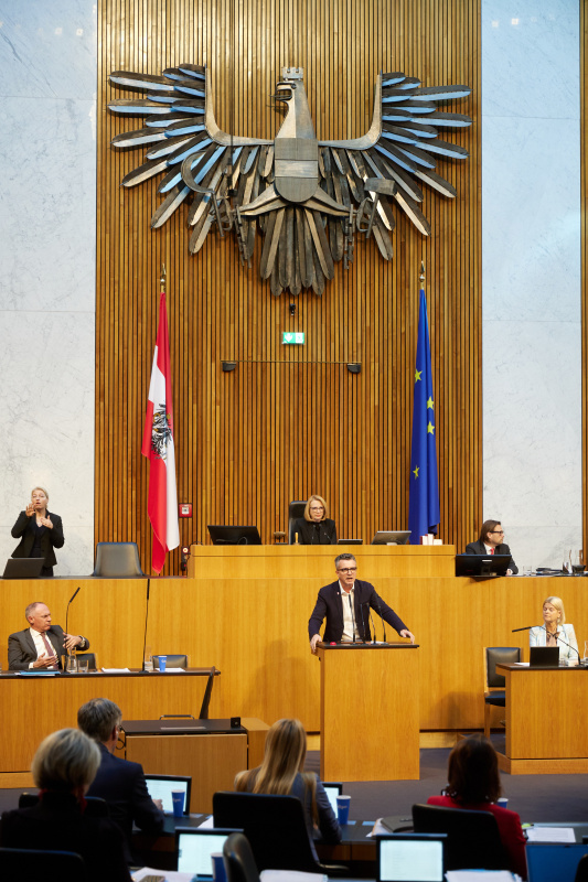 Am Redner:innenpult Nationalratsabgeordneter Gernot Darmann (FPÖ)