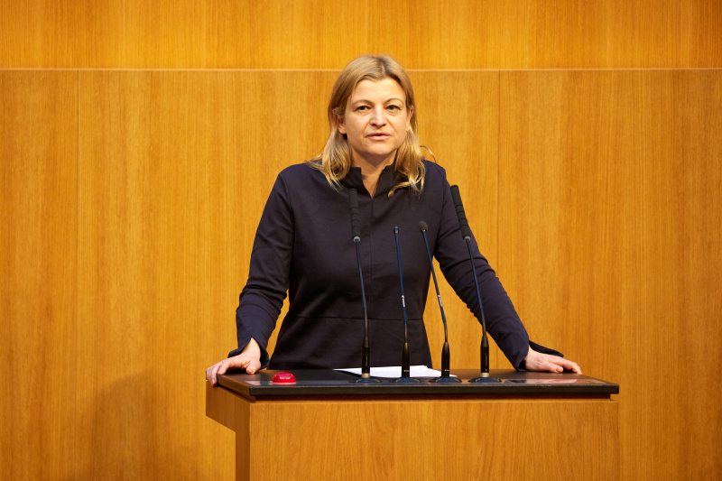 Am Redner:innenpult Nationalratsabgeordnete Barbara Teiber (SPÖ)