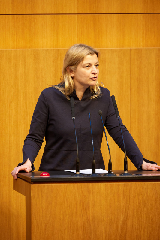 Am Redner:innenpult Nationalratsabgeordnete Barbara Teiber (SPÖ)