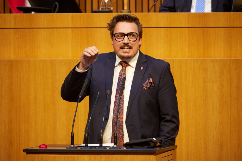 Am Redner:innenpult Nationalratsabgeordneter Christoph Steiner (FPÖ)