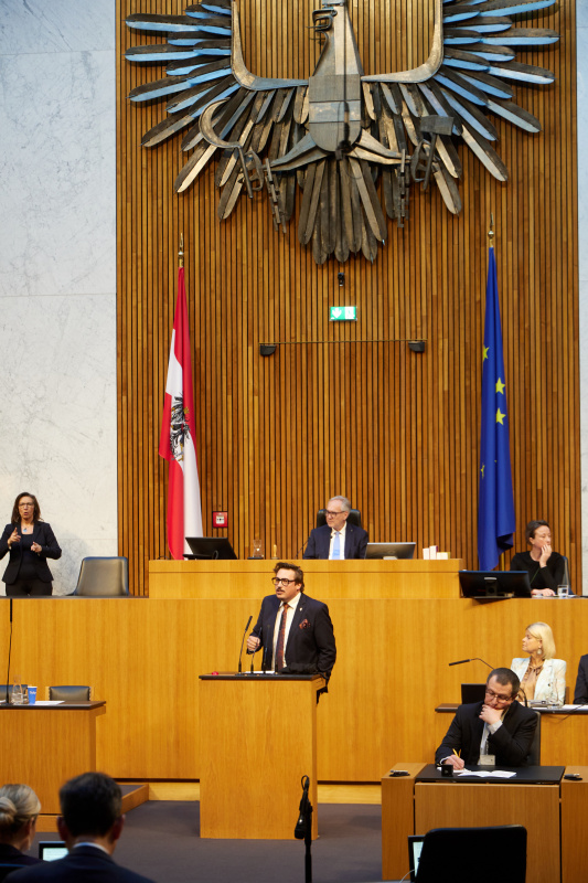 Am Redner:innenpult Nationalratsabgeordneter Christoph Steiner (FPÖ)