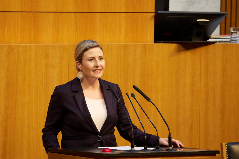 Am Redner:innenpult Nationalratsabgeordnete Susanne Raab (ÖVP)