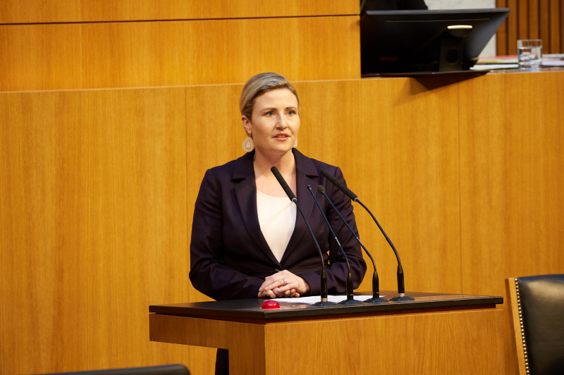 Am Redner:innenpult Nationalratsabgeordnete Susanne Raab (ÖVP)