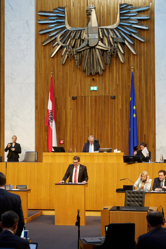 Am Redner:innenpult Nationalratsabgeordneter Michael Fürtbauer (FPÖ)