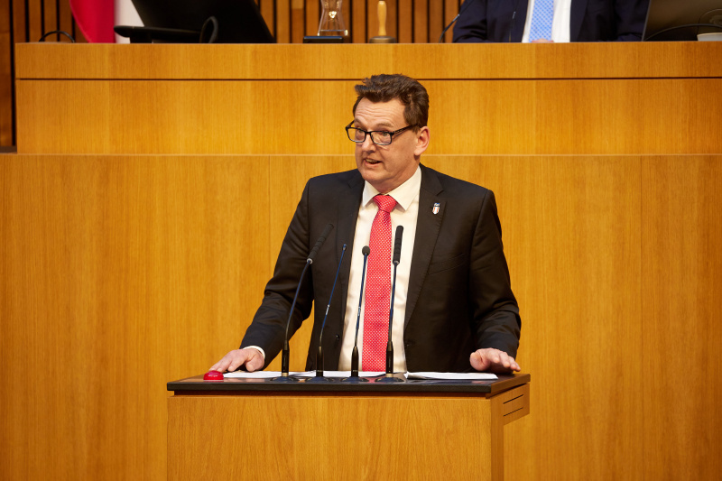 Am Redner:innenpult Nationalratsabgeordneter Michael Fürtbauer (FPÖ)