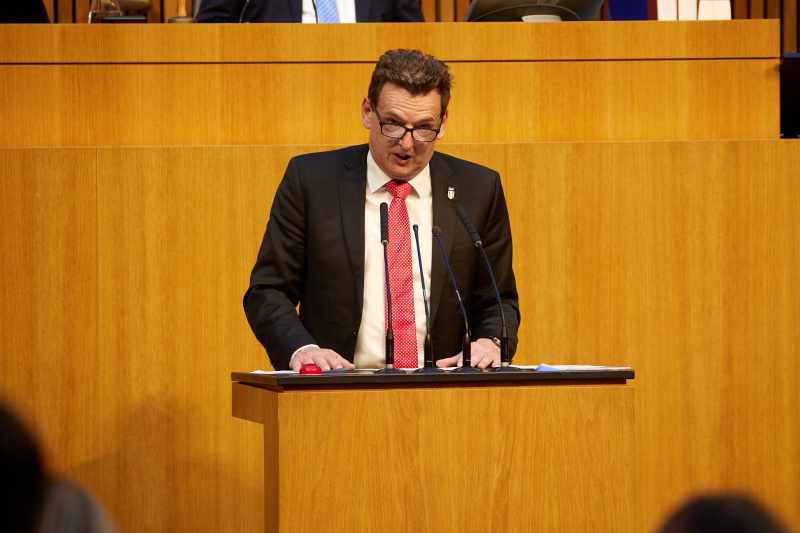 Am Redner:innenpult Nationalratsabgeordneter Michael Fürtbauer (FPÖ)