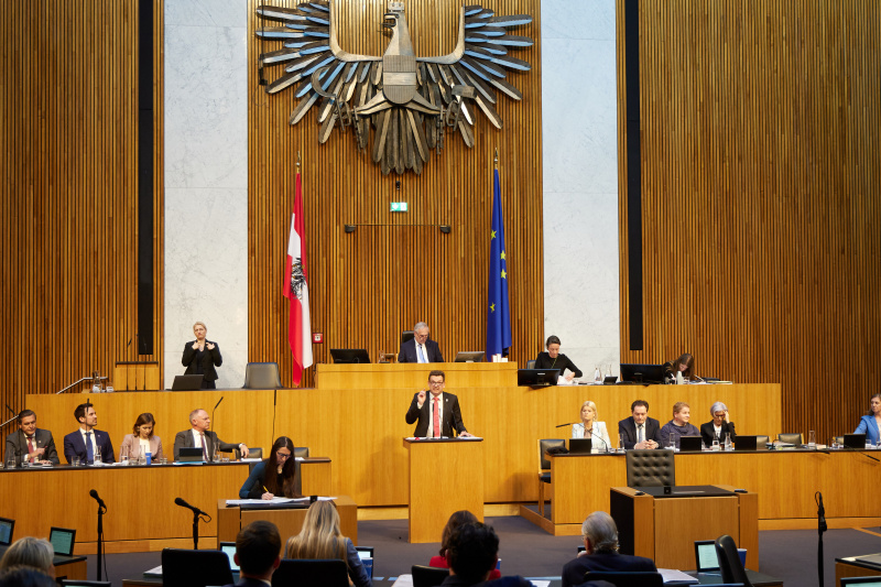 Am Redner:innenpult Nationalratsabgeordneter Michael Fürtbauer (FPÖ)