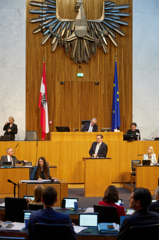 Am Redner:innenpult Nationalratsabgeordneter Rudolf Silvan (SPÖ)