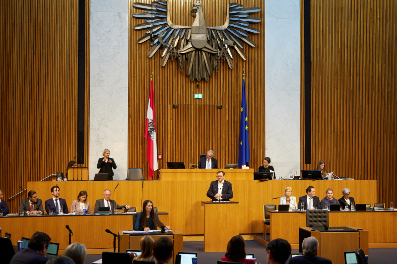 Am Redner:innenpult Nationalratsabgeordneter Rudolf Silvan (SPÖ)