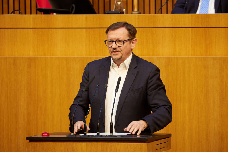 Am Redner:innenpult Nationalratsabgeordneter Rudolf Silvan (SPÖ)