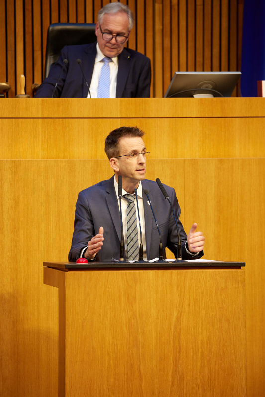 Am Redner:innenpult Nationalratsabgeordneter Harald Schuh (FPÖ)