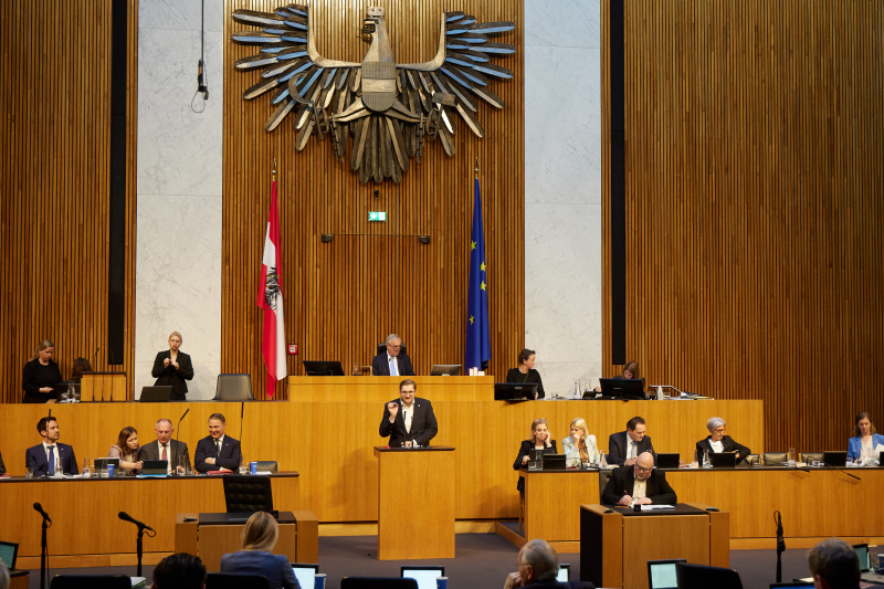 Am Redner:innenpult Nationalratsabgeordneter Sebastian Schweighofer (FPÖ)