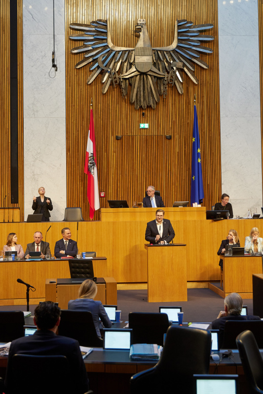 Am Redner:innenpult Nationalratsabgeordneter Sebastian Schweighofer (FPÖ)