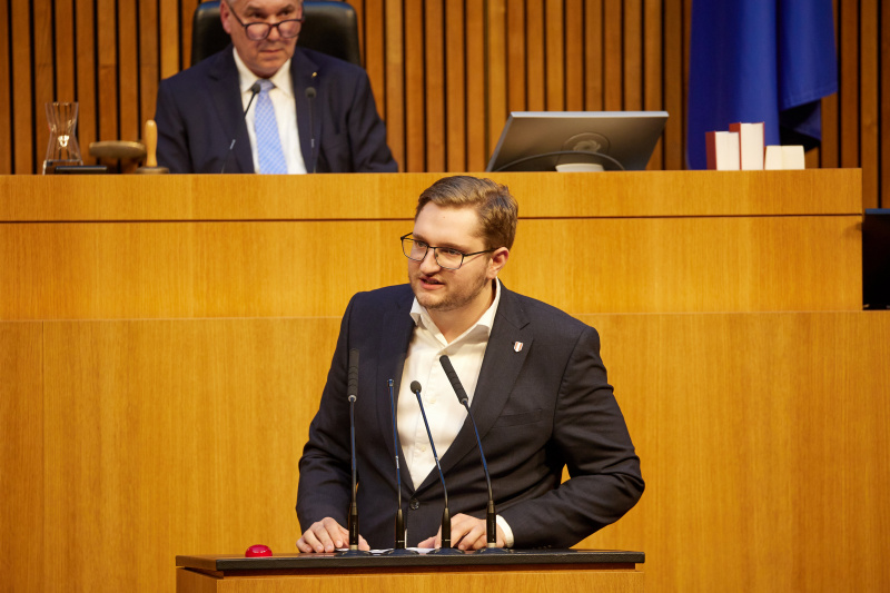 Am Redner:innenpult Nationalratsabgeordneter Sebastian Schwaighofer (FPÖ)