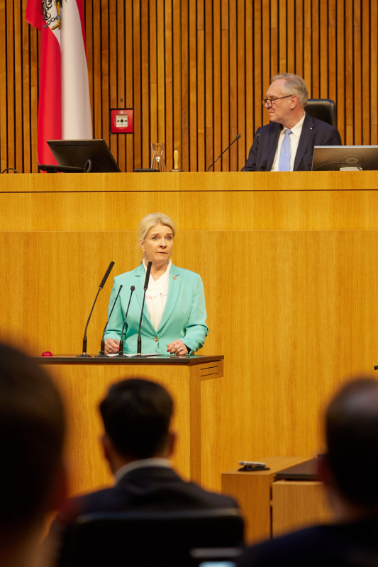 Am Redner:innenpult Nationalratsabgeordnete Irene Neumann-Hartberger (ÖVP)