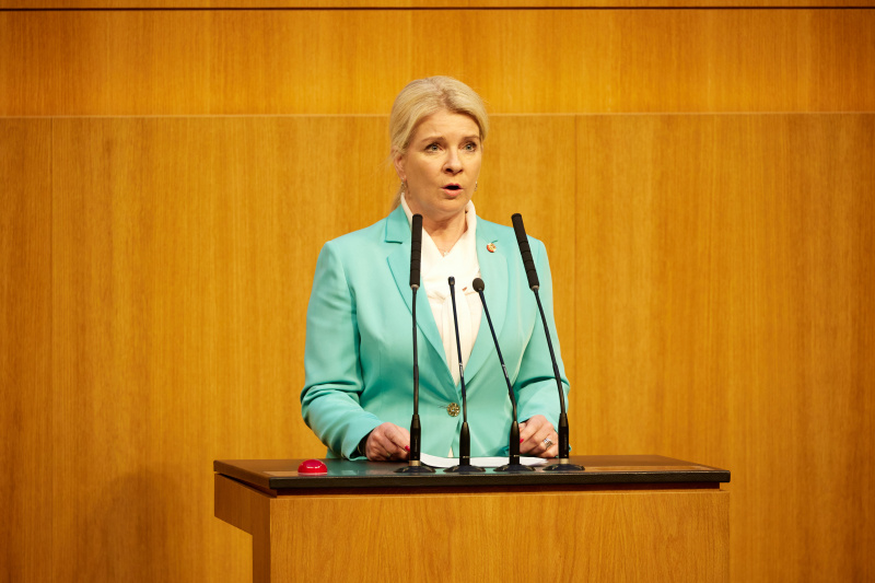 Am Redner:innenpult Nationalratsabgeordnete Irene Neumann-Hartberger (ÖVP)