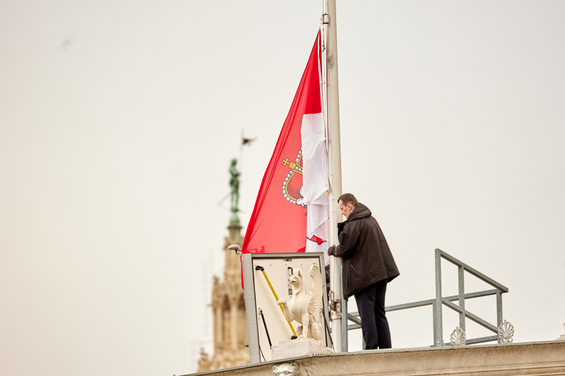 Fahnenhissung am Dach des Parlaments