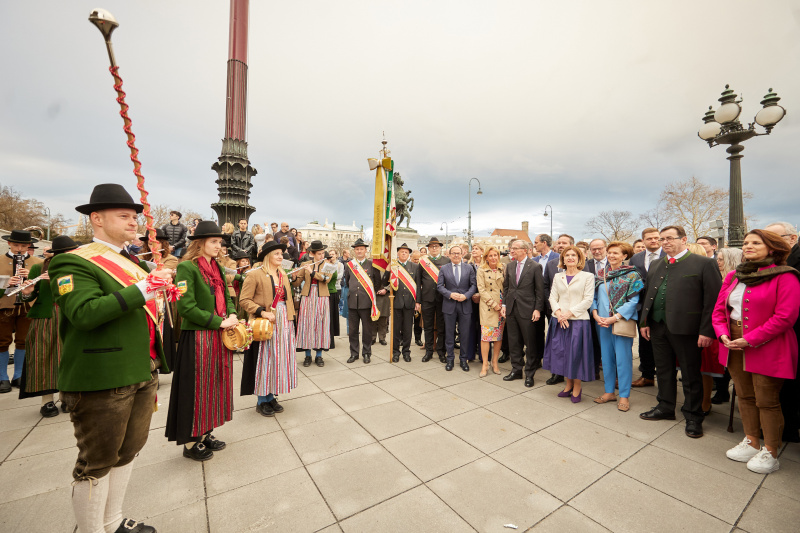 Fahnenhissung. Von links: Landeshauptmann von Salzburg Wilfried Haslauer, Bundesratspräsidentin Andrea Eder-Gitschthaler (ÖVP), Präsidentin des Salzburger Landtages Brigitta Pallauf