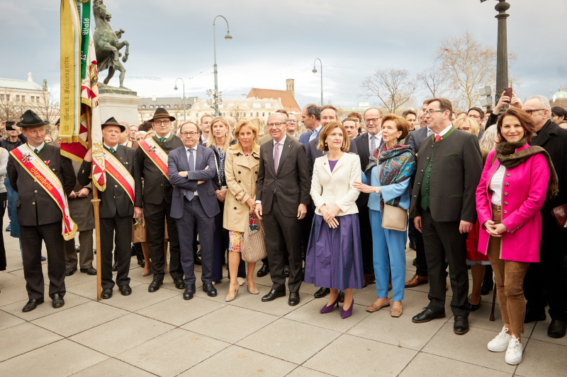 Fahnenhissung. 4. von links: Zweiter Nationalratspräsident Peter Haubner (ÖVP), 6. von links: Landeshauptmann von Salzburg Wilfried Haslauer, 7. von links: Bundesratspräsidentin Andrea Eder-Gitschthaler (ÖVP), 8. von links: Präsidentin des Salzburger Landtages Brigitta Pallauf