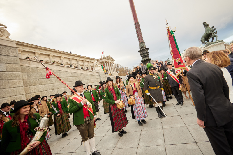Fahnenhissung. Von links: Landeshauptmann von Salzburg Wilfried Haslauer, Bundesratspräsidentin Andrea Eder-Gitschthaler (ÖVP)