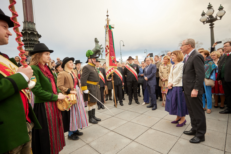 Fahnenhissung. Von links: Bundesratspräsidentin Andrea Eder-Gitschthaler (ÖVP), Landeshauptmann von Salzburg Wilfried Haslauer