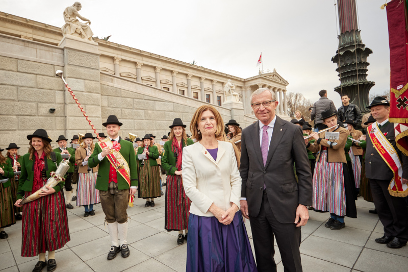 Fahnenhissung. Von links: Bundesratspräsidentin Andrea Eder-Gitschthaler (ÖVP), Landeshauptmann von Salzburg Wilfried Haslauer