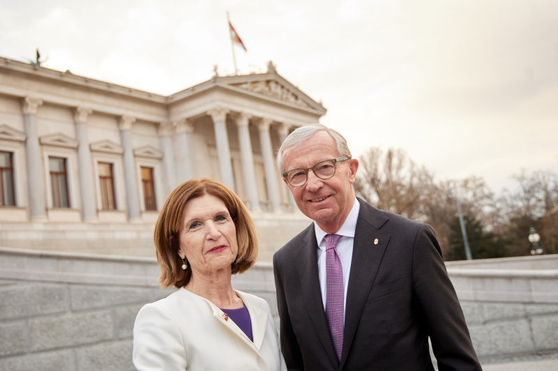 Fahnenhissung. Von links: Bundesratspräsidentin Andrea Eder-Gitschthaler (ÖVP), Landeshauptmann von Salzburg Wilfried Haslauer