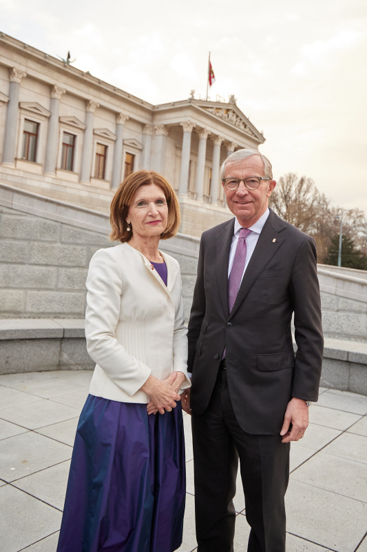 Fahnenhissung. Von links: Bundesratspräsidentin Andrea Eder-Gitschthaler (ÖVP), Landeshauptmann von Salzburg Wilfried Haslauer