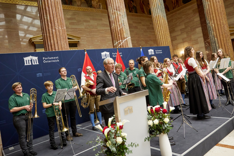 Landeshauptmann von Salzburg Wilfried Haslauer am Rednerpult