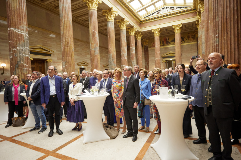 Salzburger Landeshymne, Bundeshymne. Blick Richtung Veranstaltungsteilnehmer:innen