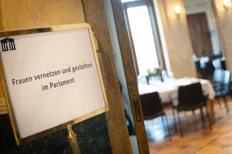 Schild mit Veranstaltungsankündigung