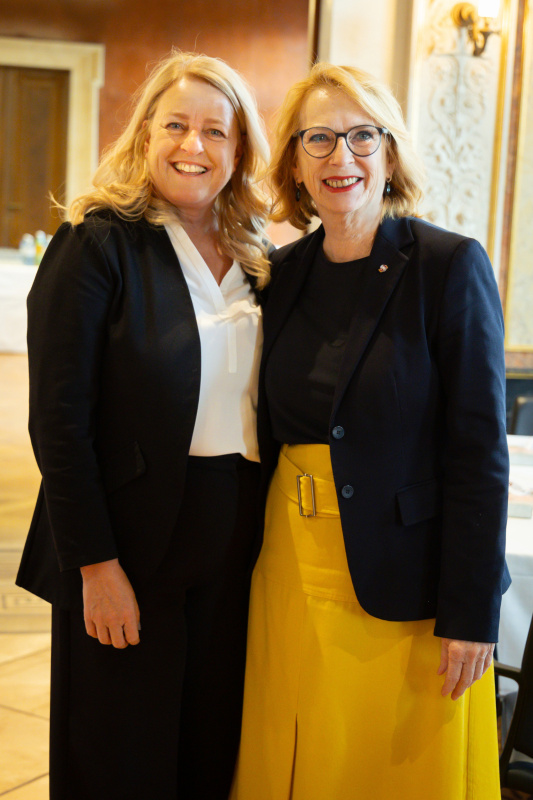 Von rechts: Dritte Nationalratspräsidentin Doris Bures (SPÖ), Bundesrätin Claudia Arpa (SPÖ)