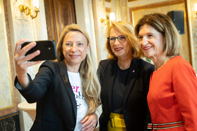 Von links: Nationaratsabgeordnete Juliane Bogner-Strauß (ÖVP), Dritte Nationalratspräsidentin Doris Bures (SPÖ), Bundesratspräsidentin Andrea Eder-Gitschthaler (ÖVP)