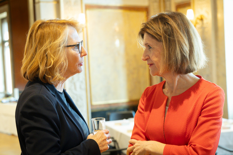 Von links: Dritte Nationalratspräsidentin Doris Bures (SPÖ), Bundesratspräsidentin Andrea Eder-Gitschthaler (ÖVP)