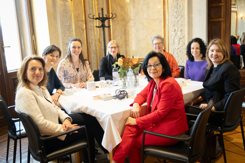 Blick Richtung Veranstaltungsteilnehmer:innen