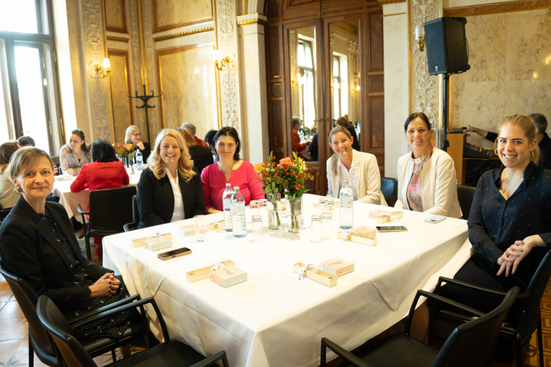 Blick Richtung Veranstaltungsteilnehmer:innen