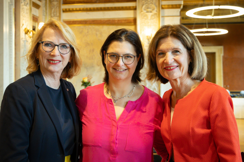 Von links: Dritte Nationalratspräsidentin Doris Bures (SPÖ), Bundesrätin Manuela-Anna Sumah-Vospernik (NEOS), Bundesratspräsidentin Andrea Eder-Gitschthaler (ÖVP)