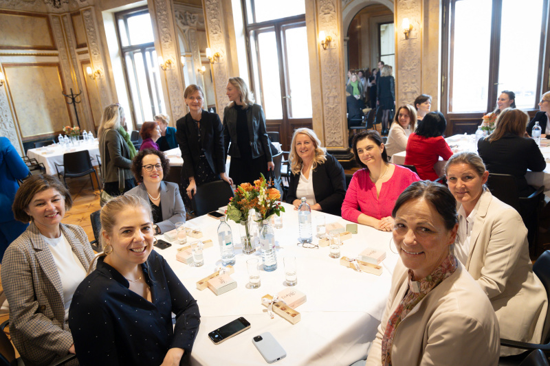 Blick Richtung Veranstaltungsteilnehmerinnen