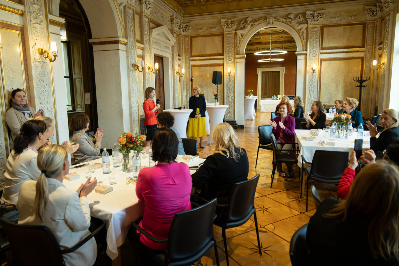 Eröffnungsworte Bundesratspräsidentin Andrea Eder-Gitschthaler (ÖVP). Blick Richtung Veranstaltungsteilnehmer:innen