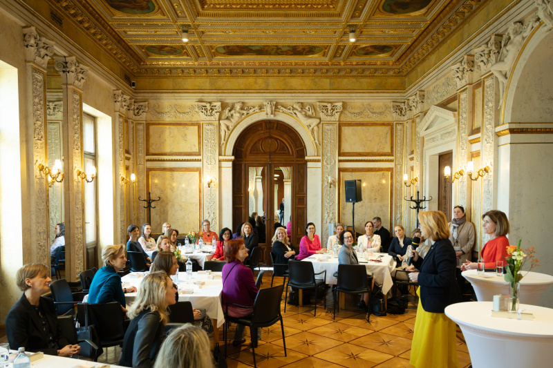 Blick Richtung Veranstaltungsteilnehmer:innen