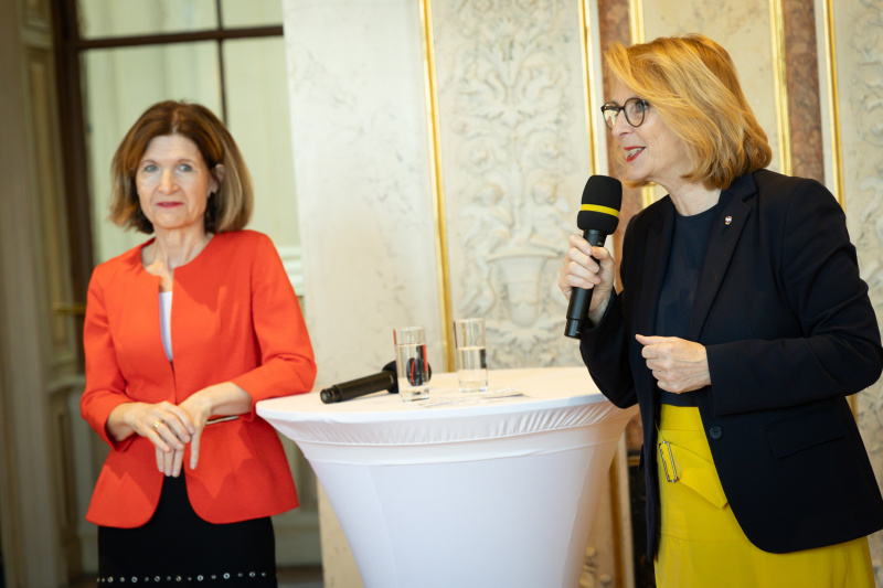 Eröffnungsworte. Von rechts: Dritte Nationalratspräsidentin Doris Bures (SPÖ), Bundesratspräsidentin Andrea Eder-Gitschthaler (ÖVP)