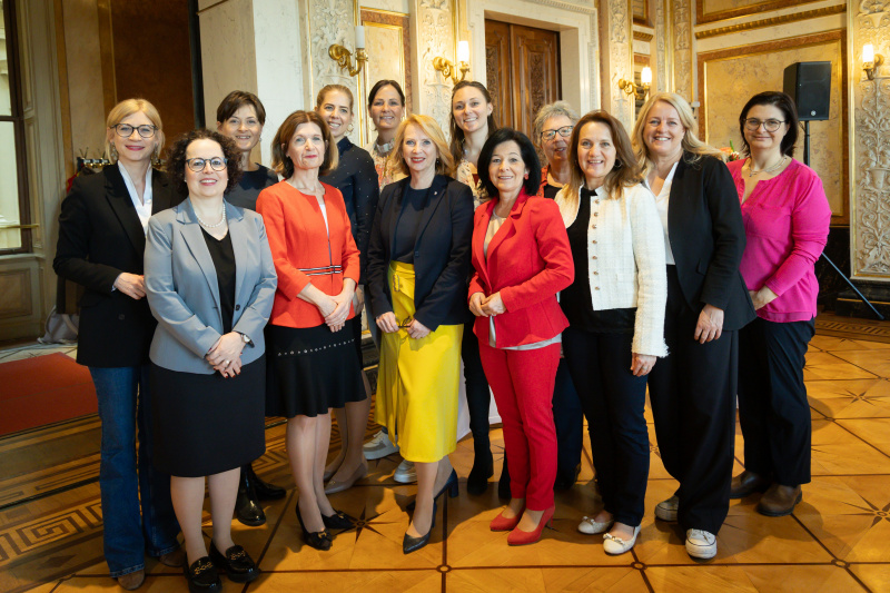 Gruppenfoto. Erste Reihe von links: Bundesrätin Christine Schwarz-Fuchs (ÖVP), Bundesratspräsidentin Andrea Eder-Gitschthaler (ÖVP), Dritte Nationalratspräsidentin Doris Bures (SPÖ), Bundesrätin Margit Göll (ÖVP), Bundesrätin Johanna Miesenberger (ÖVP), Bundesrätin Claudia Arpa (SPÖ), Bundesrätin Manuela-Anna Sumah-Vospernik (NEOS). Zweite Reihe von links: Bundesrätin Sandra Lassnig (ÖVP), Bundesrätin Barbara Prügl (ÖVP), Bundesrätin Isabella Theuermann (FPÖ), Bundesrätin Sandra Jäckel (FPÖ), Bundesrätin Viktoria Hutter (ÖVP), Bundesrätin Klara Neurauter (ÖVP)