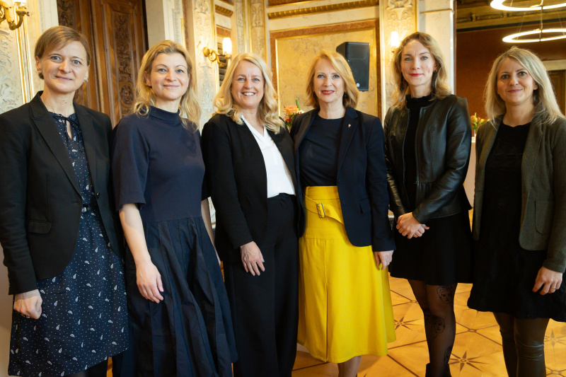 Gruppenfoto. Von links: Nationalratsabgeordnete Sabine Schatz (SPÖ), Nationalratsabgeordnete Barbara Teiber (SPÖ), Bundesrätin Claudia Arpa (SPÖ), Dritte Nationalratspräsidentin Doris Bures (SPÖ), Nationalratsabgeordnete Pia Maria Wieninger (SPÖ), Nationalratsabgeordnete Silvia Kumpan-Takacs (SPÖ)