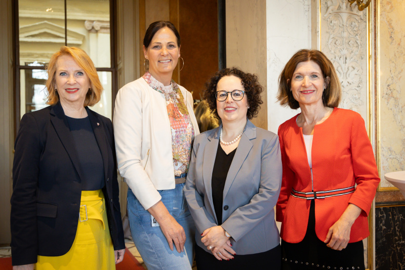Gruppenfoto. Von links: Dritte Nationalratspräsidentin Doris Bures (SPÖ), Bundesrätin Sandra Jäckel (FPÖ), Bundesrätin Christine Schwarz-Fuchs (ÖVP), Bundesratspräsidentin Andrea Eder-Gitschthaler (ÖVP)