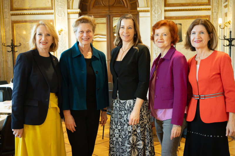 Gruppenfoto. Von links: Dritte Nationalratspräsidentin Doris Bures (SPÖ), Parlamentsvizedirektorin Susanne Janistyn-Novák, Hauptverantwortliche Österreichische Parlamentarische Gesellschaft Petra Grabner-Zeleny, Bundesratsdirektorin Susanne Bachmann, Bundesratspräsidentin Andrea Eder-Gitschthaler (ÖVP)