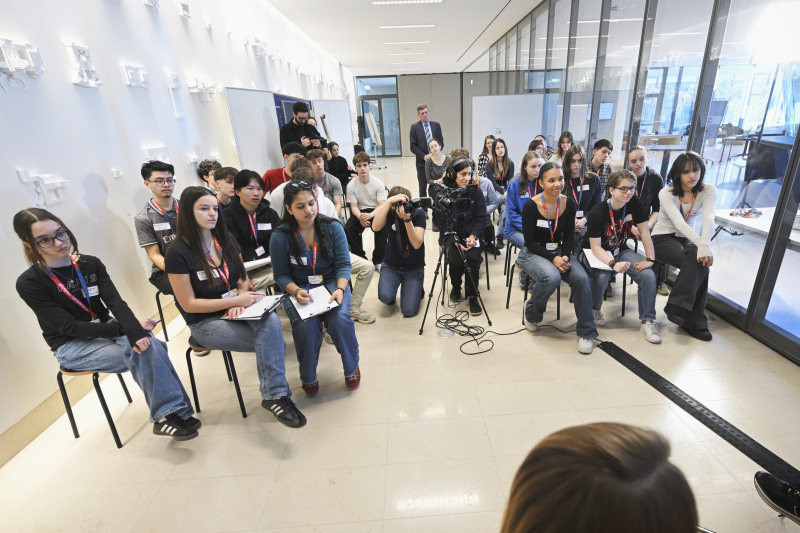 Hannah Lessing im Gespräch mit Schüler:innen. Blick auf die Veranstaltungteilnehmer:innen