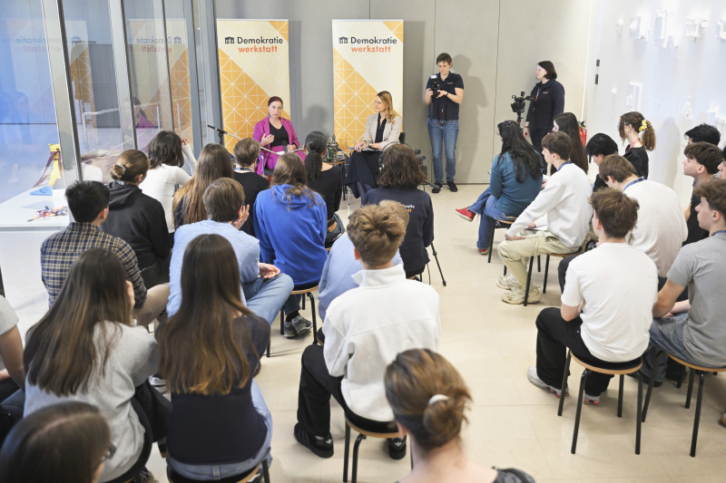 Hannah Lessing (links) im Gespräch mit Schüler:innen