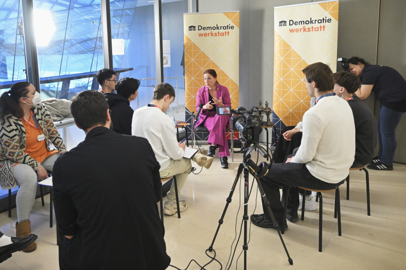 Hannah Lessing (Mitte) im Gespräch mit Schüler:innen