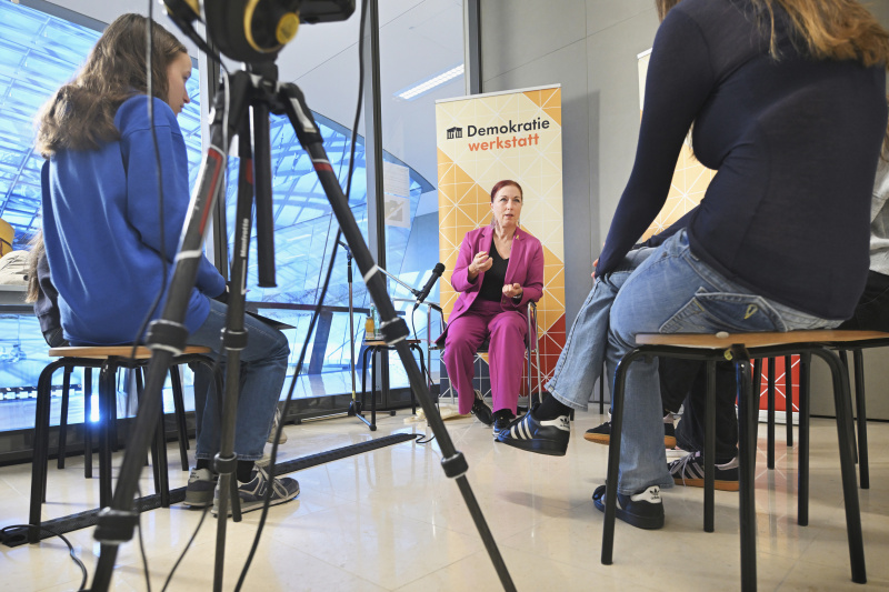 Hannah Lessing im Gespräch mit Schüler:innen