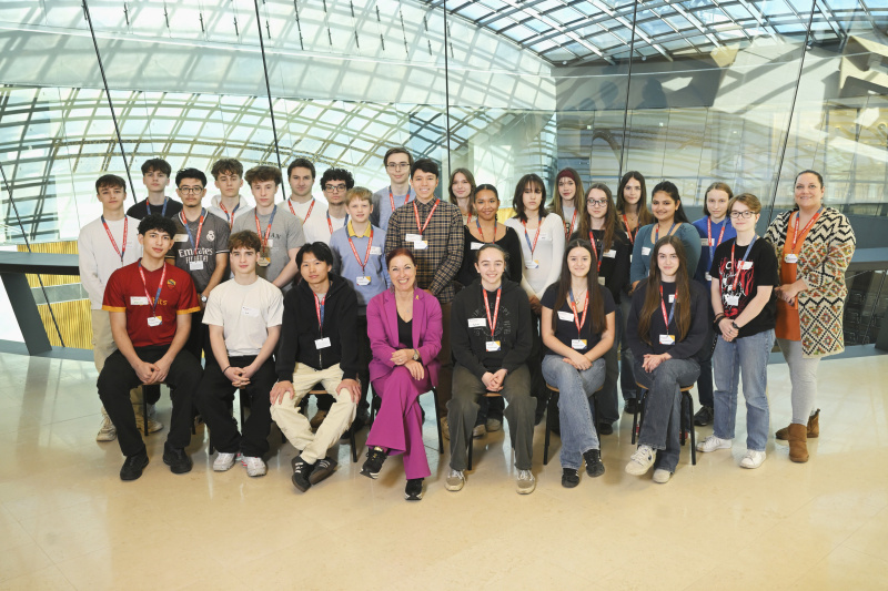 Hannah Lessing (4. von links) mit Schüler:innen